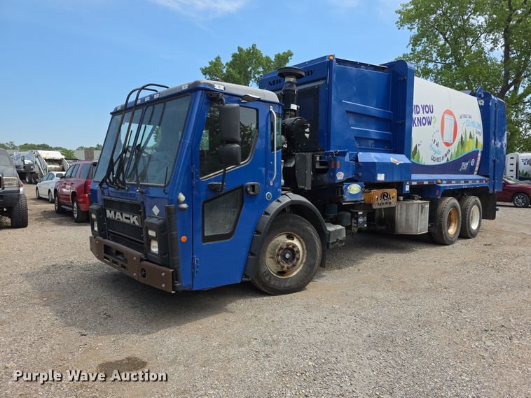 2017 Mack LR633 Refuse Truck - photo 1