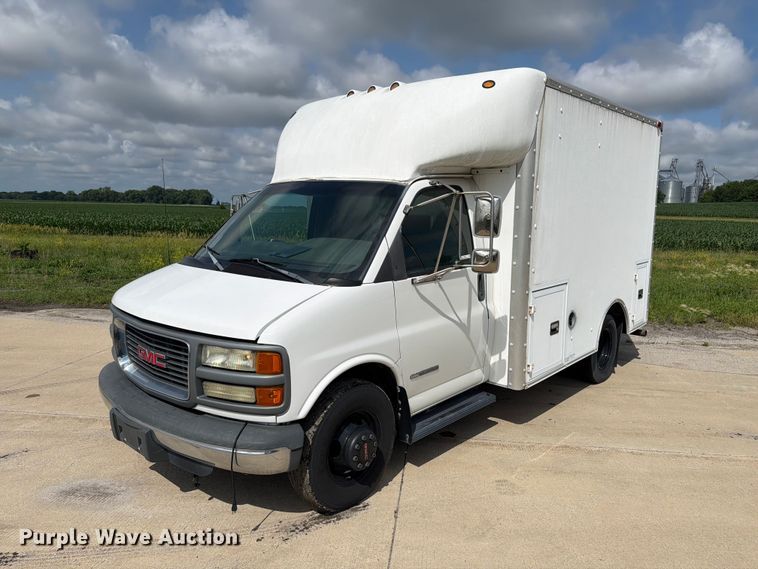 2002 GMC Savana Box Truck - photo 1