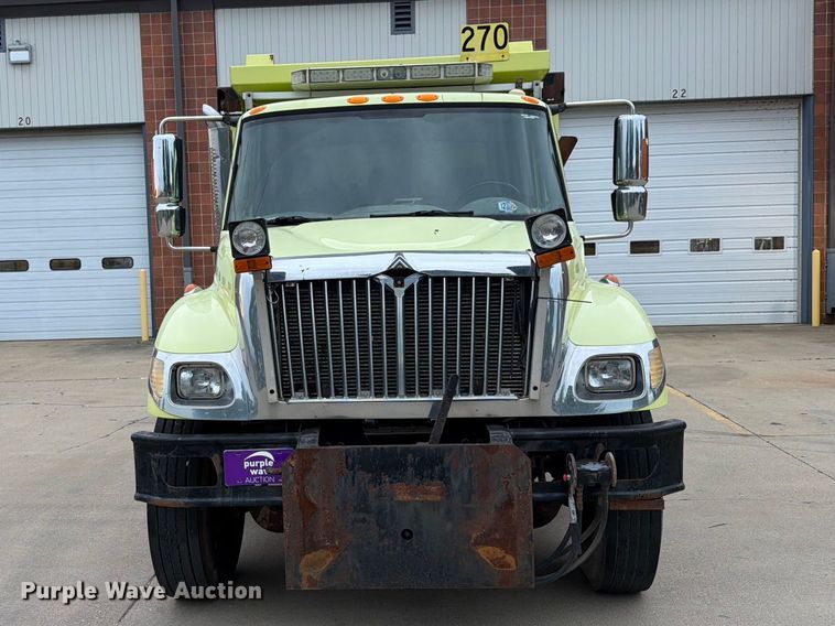 2006 International 7400 Dump Truck - photo 2