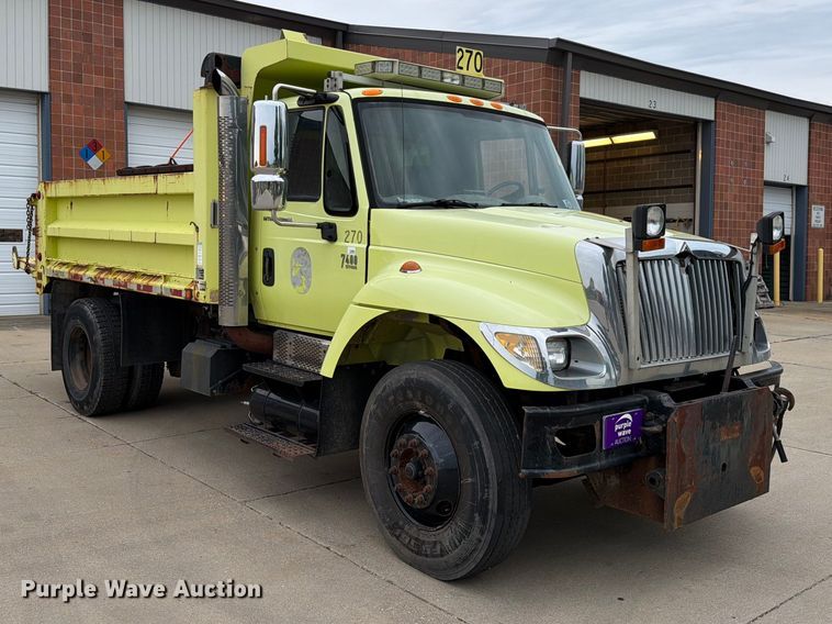 2006 International 7400 Dump Truck - photo 3