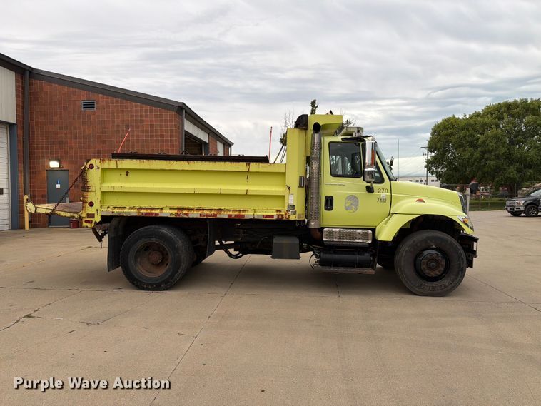 2006 International 7400 Dump Truck - photo 4