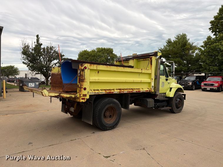 2006 International 7400 Dump Truck - photo 5