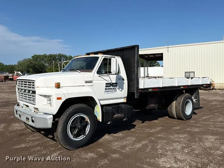 1982 Ford F700 Flatbed Truck