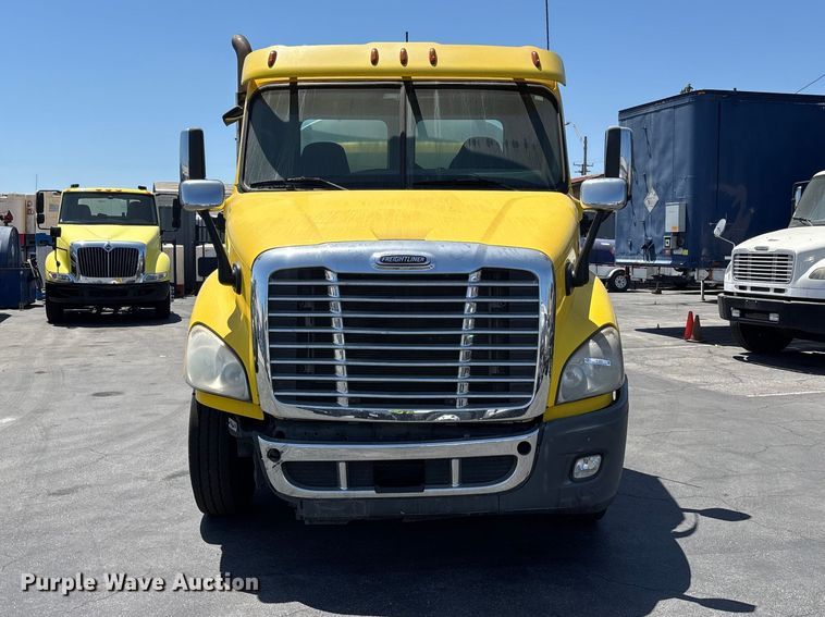 2013 Freightliner Cascadia Fuel Truck - photo 2
