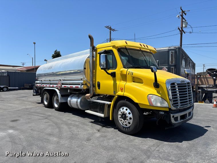 2013 Freightliner Cascadia Fuel Truck - photo 3