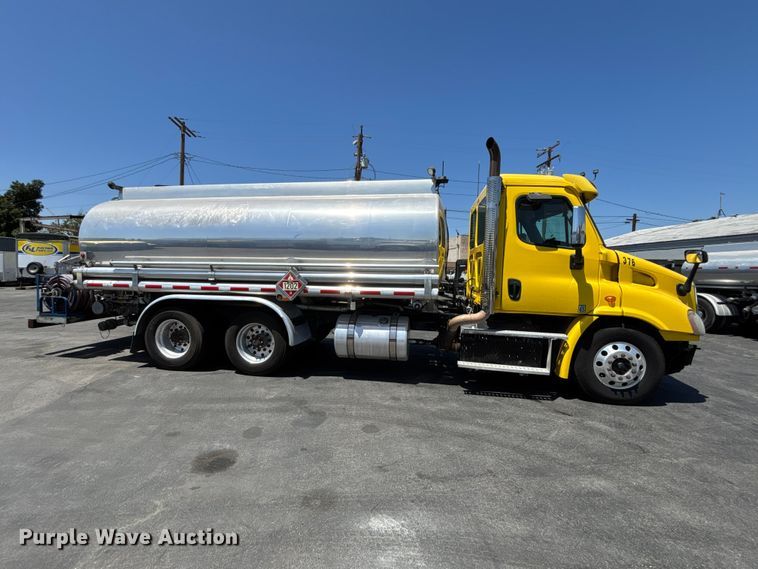 2013 Freightliner Cascadia Fuel Truck - photo 4