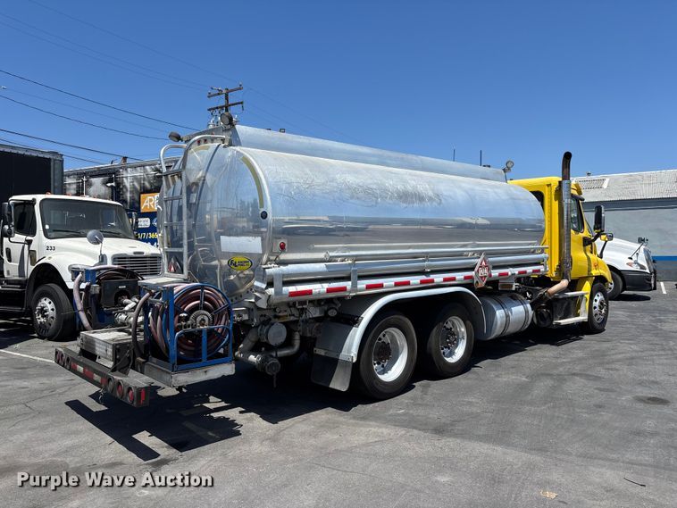 2013 Freightliner Cascadia Fuel Truck - photo 5
