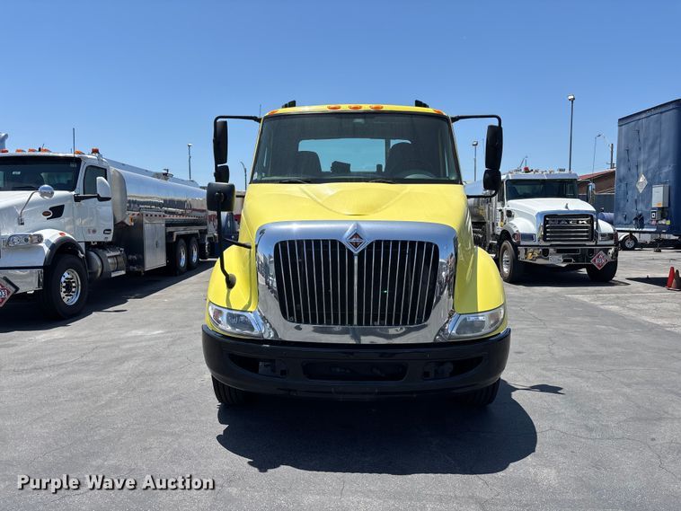 2015 International 8600 Semi Truck - photo 2