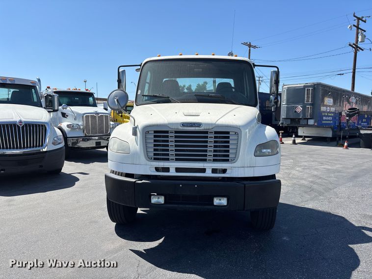 2014 Freightliner Business Class M2 Semi Truck - photo 2