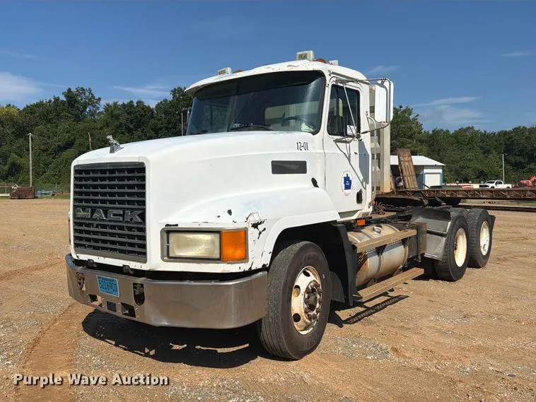 2000 Mack CH613 Semi Truck