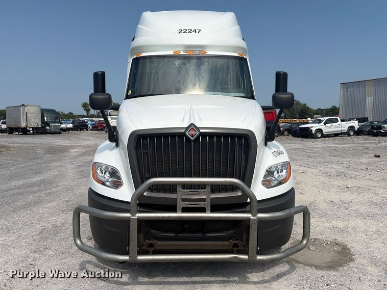 2022 International LT625 Semi Truck - photo 2