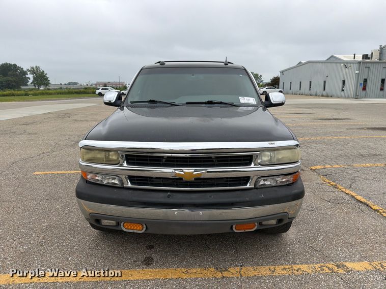 2004 Chevrolet Suburban SUV - photo 2