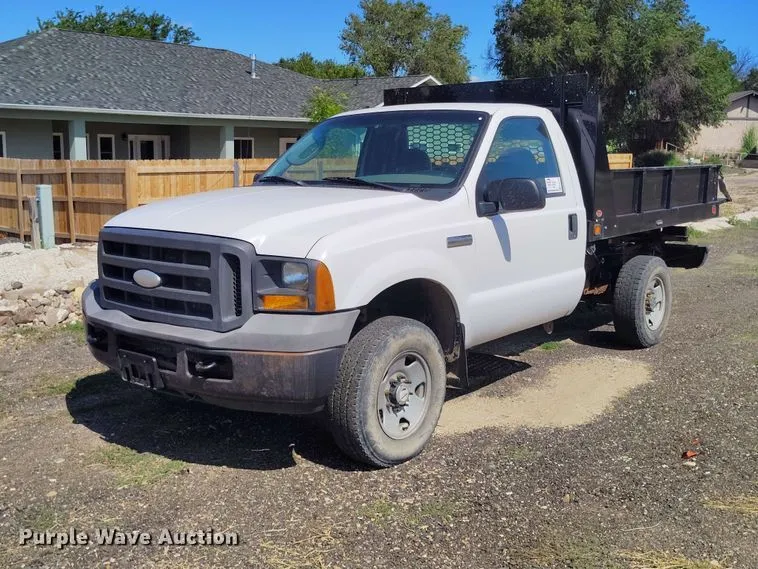 2005 Ford F250 Super Duty XL Dump Flatbed Pickup Truck