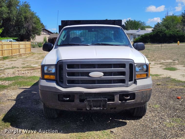 2005 Ford F250 Super Duty XL Dump Flatbed Pickup Truck - photo 2