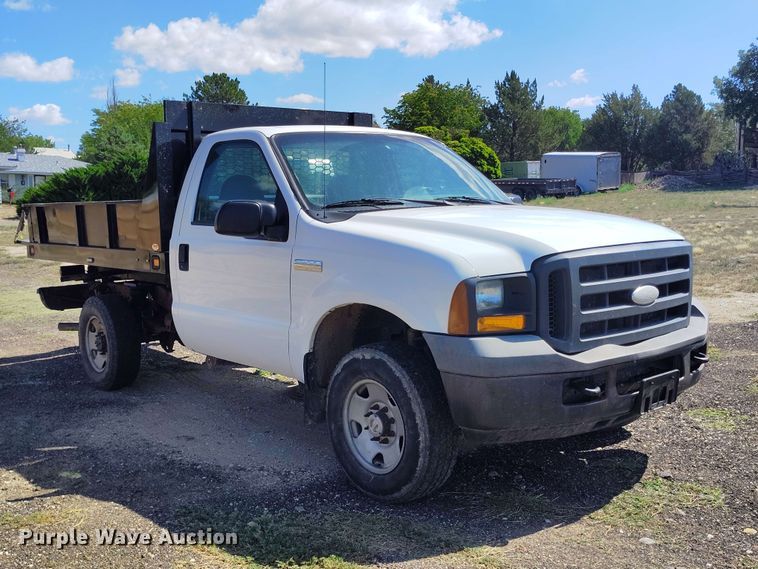 2005 Ford F250 Super Duty XL Dump Flatbed Pickup Truck - photo 3