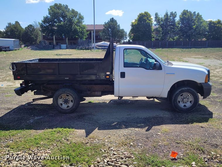 2005 Ford F250 Super Duty XL Dump Flatbed Pickup Truck - photo 4