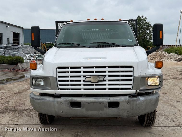 2004 Chevrolet C5500 Flatbed Truck - photo 2