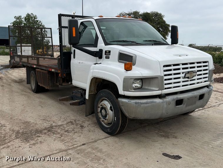 2004 Chevrolet C5500 Flatbed Truck - photo 3