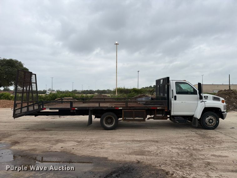 2004 Chevrolet C5500 Flatbed Truck - photo 4