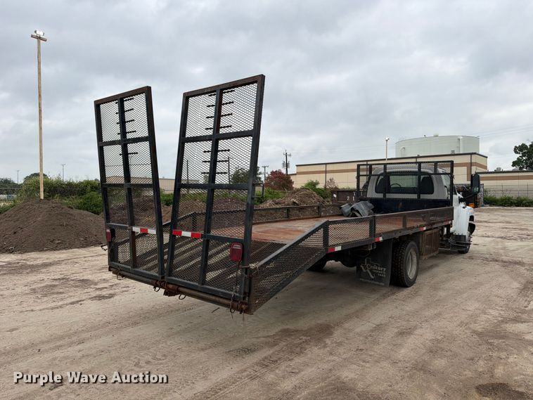 2004 Chevrolet C5500 Flatbed Truck - photo 5