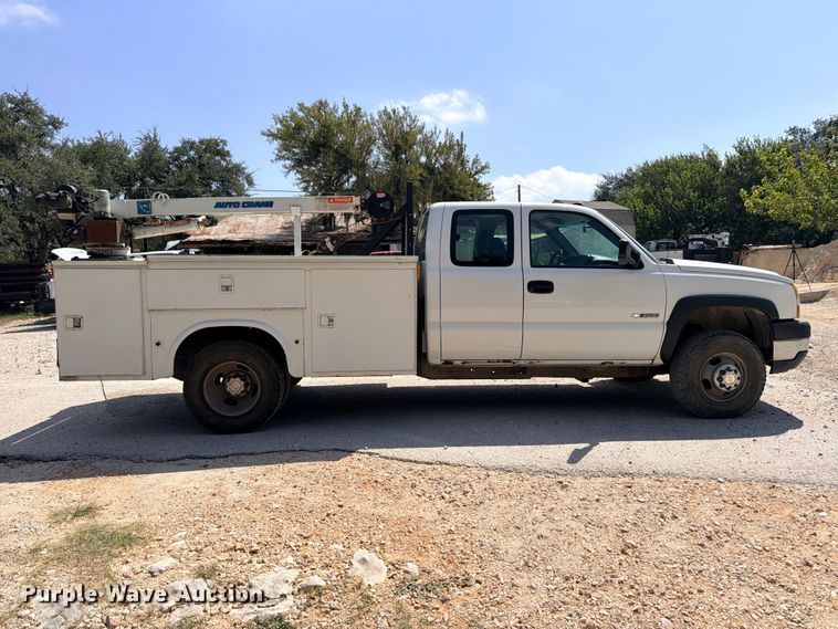 2007 Chevrolet Silverado 3500HD Ext. Cab Utility Bed Pickup Truck - photo 4