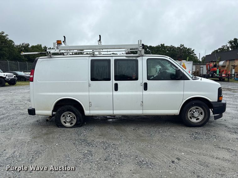 2017 Chevrolet Express 2500 Utility Van - photo 4