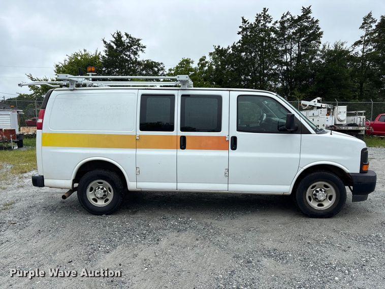 2017 Chevrolet Express 2500 Utility Van - photo 4