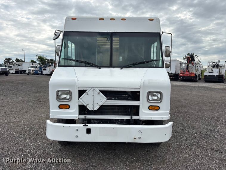 2001 Freightliner Mt 55 Chassis Delivery Truck - photo 2