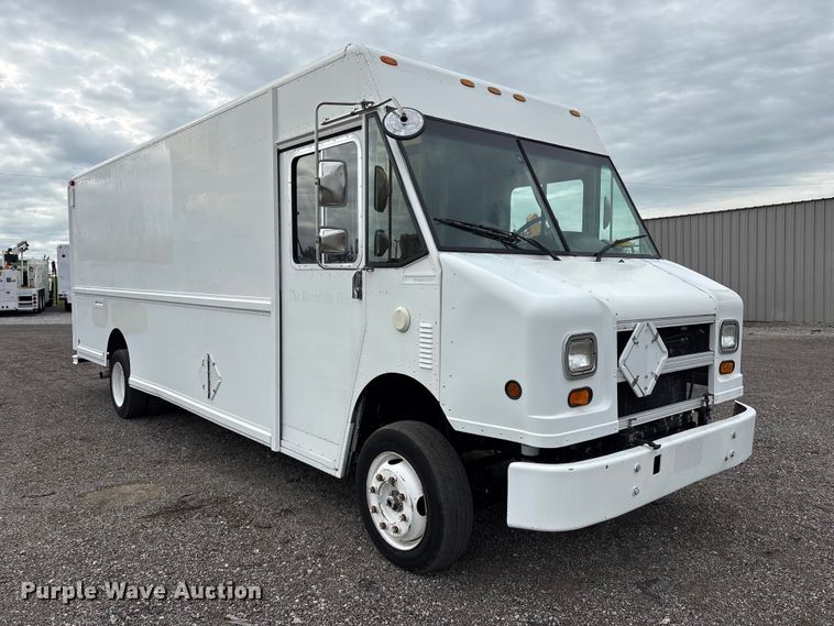 2001 Freightliner Mt 55 Chassis Delivery Truck - photo 3