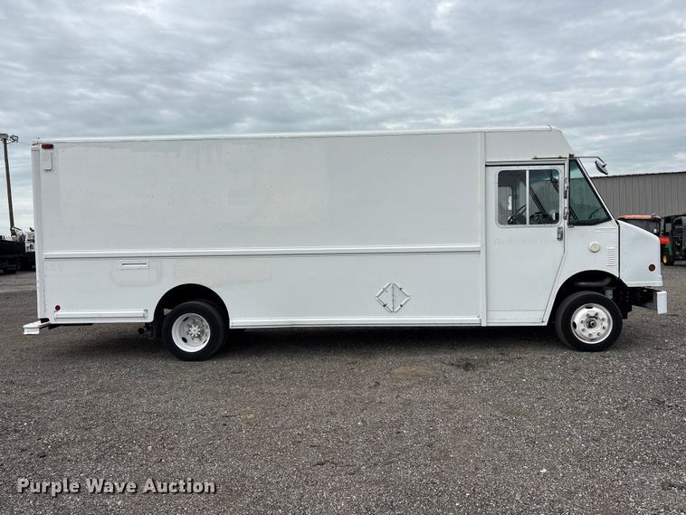 2001 Freightliner Mt 55 Chassis Delivery Truck - photo 4