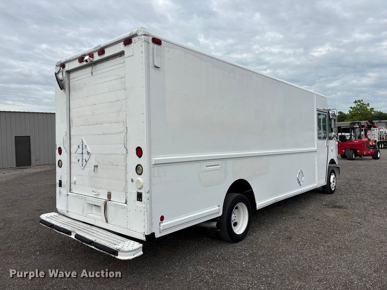 2001 Freightliner Mt 55 Chassis Delivery Truck - photo 5