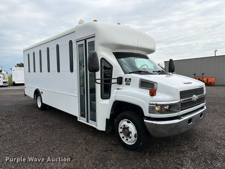 2008 Chevrolet C5500 Shuttle Bus - photo 3