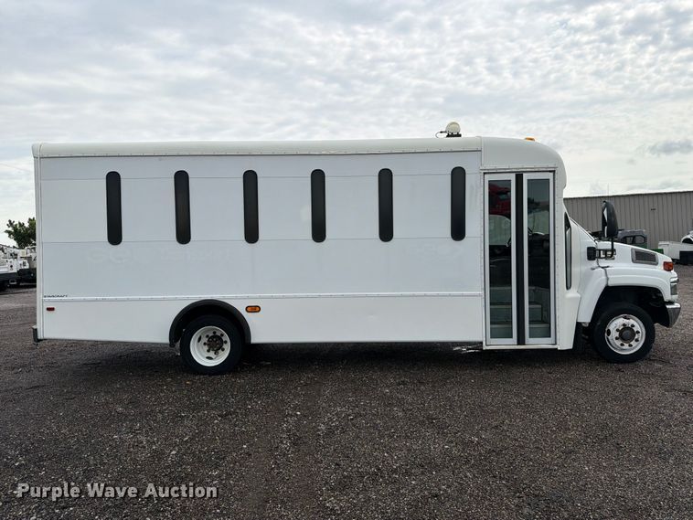 2008 Chevrolet C5500 Shuttle Bus - photo 4