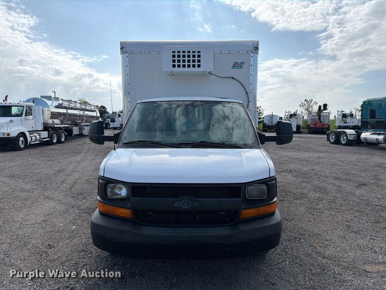 2015 Chevrolet Express 4500 Box Truck - photo 2