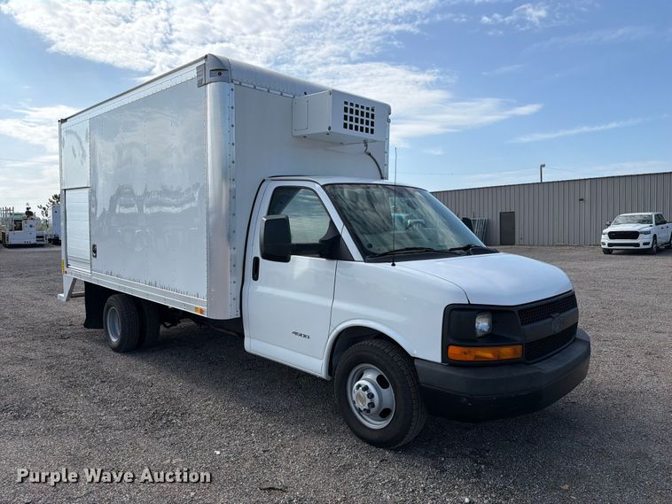 2015 Chevrolet Express 4500 Box Truck - photo 3