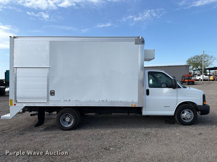 2015 Chevrolet Express 4500 Box Truck - photo 4