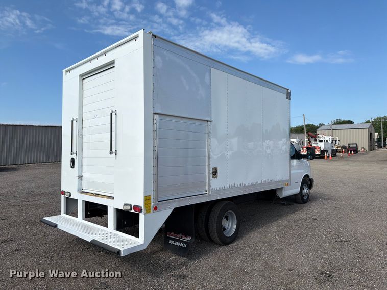 2015 Chevrolet Express 4500 Box Truck - photo 5