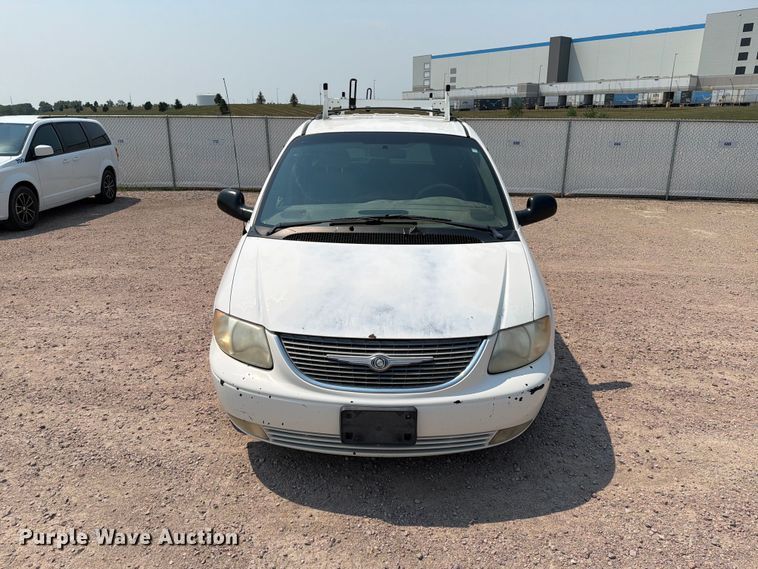 2002 Chrysler Town And Country Van - photo 2