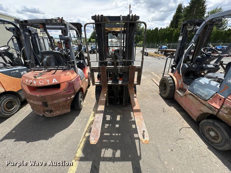 2006 Toyota 7FGU25 Forklift - photo 2