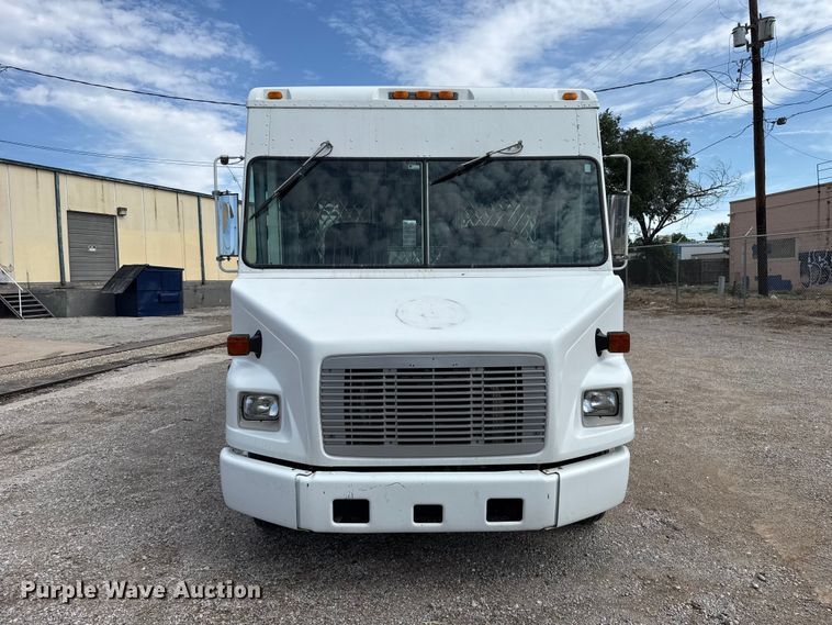 2002 Freightliner MT45 Chassis Food Truck - photo 2