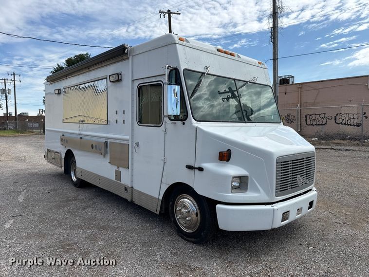 2002 Freightliner MT45 Chassis Food Truck - photo 3
