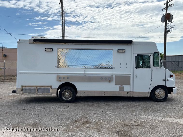 2002 Freightliner MT45 Chassis Food Truck - photo 4