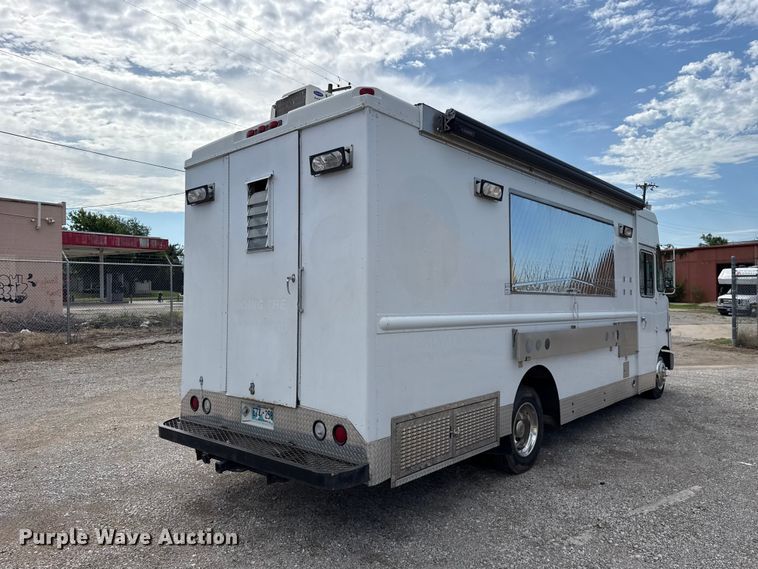 2002 Freightliner MT45 Chassis Food Truck - photo 5