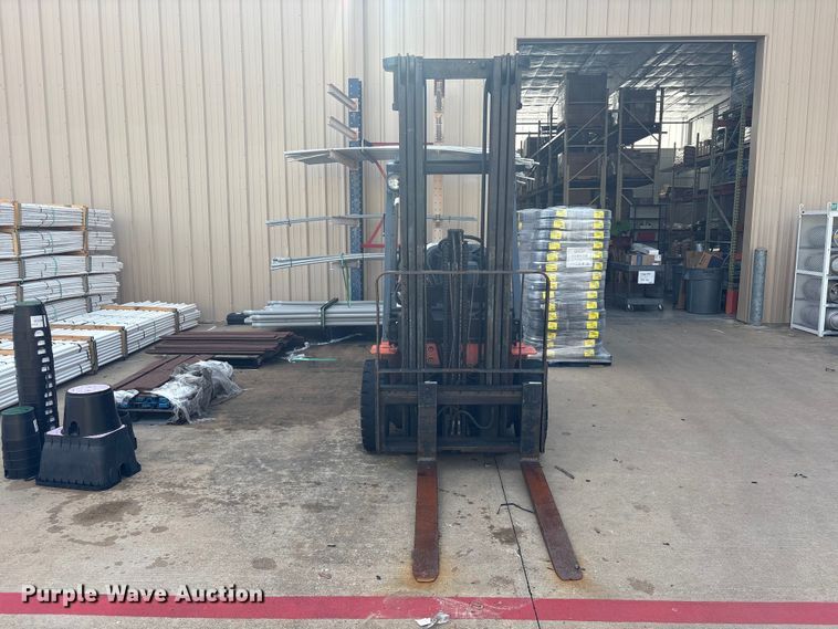 2004 Toyota 7FGU25 Forklift - photo 2