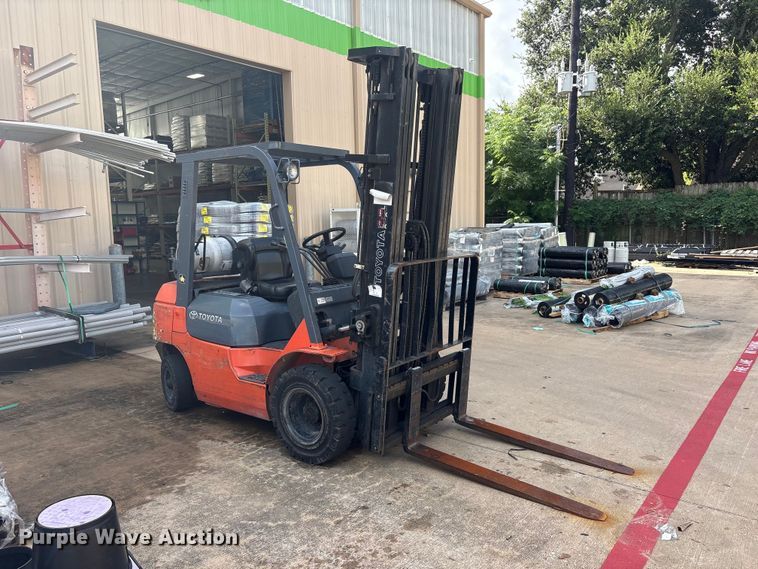 2004 Toyota 7FGU25 Forklift - photo 3