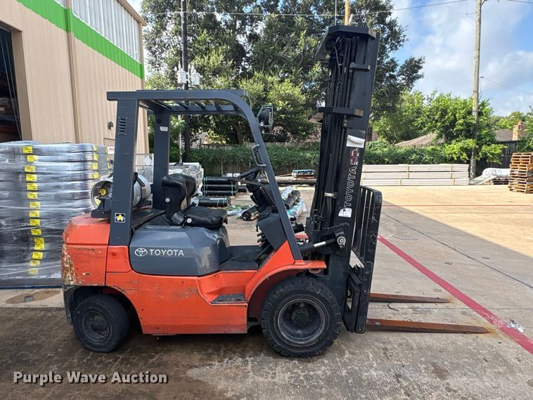 2004 Toyota 7FGU25 Forklift - photo 4