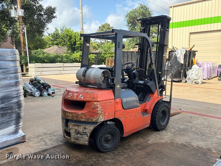 2004 Toyota 7FGU25 Forklift - photo 5