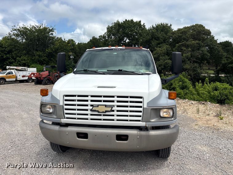 2007 Chevrolet C4 Flatbed Truck - photo 2