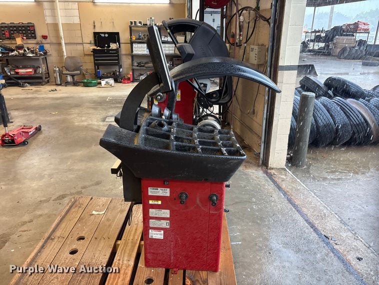 CEMB C80-30 Tire Balancing Machine - photo 2
