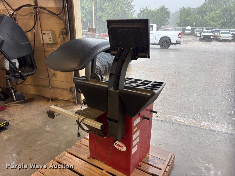 CEMB C80-30 Tire Balancing Machine - photo 3